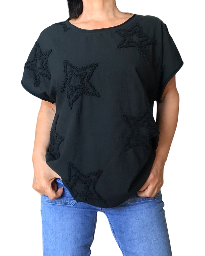 T-shirt uni garni de plusieurs étoile texturées devant col rond
