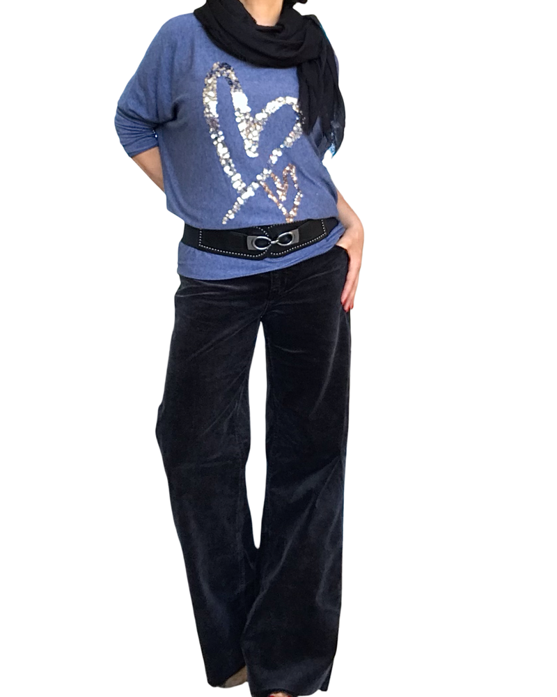 Chandail en tricot léger bleu avec cœur en paillettes argent et rouge