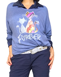 Chandail bleu jeans col V à deux chats pailletés et inscription « FOREVER », porté sur une chemise marine