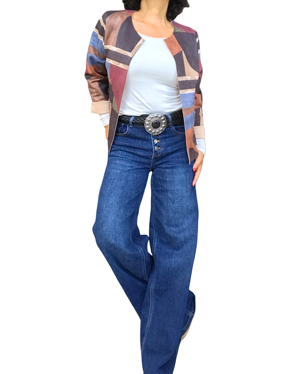 Veston court multicolore en ultrasuède avec haut blanc et jeans bleu jambe large – silhouette complète