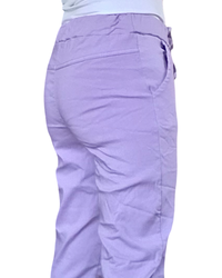 Pantalon lilas à taille élastique avec 4 boutons sur la boutonnière et cordon
