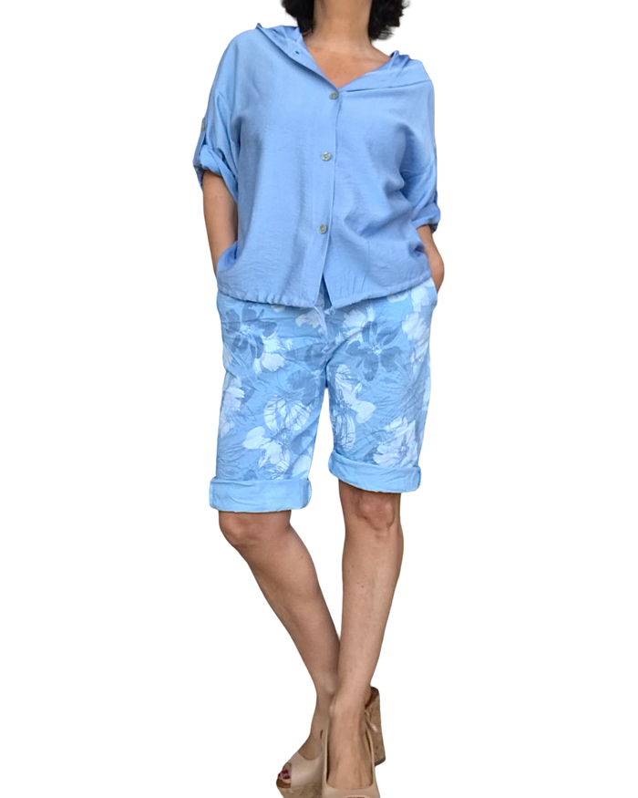 Bermuda imprimé de fleurs bleu ciel à taille élastique avec cordon