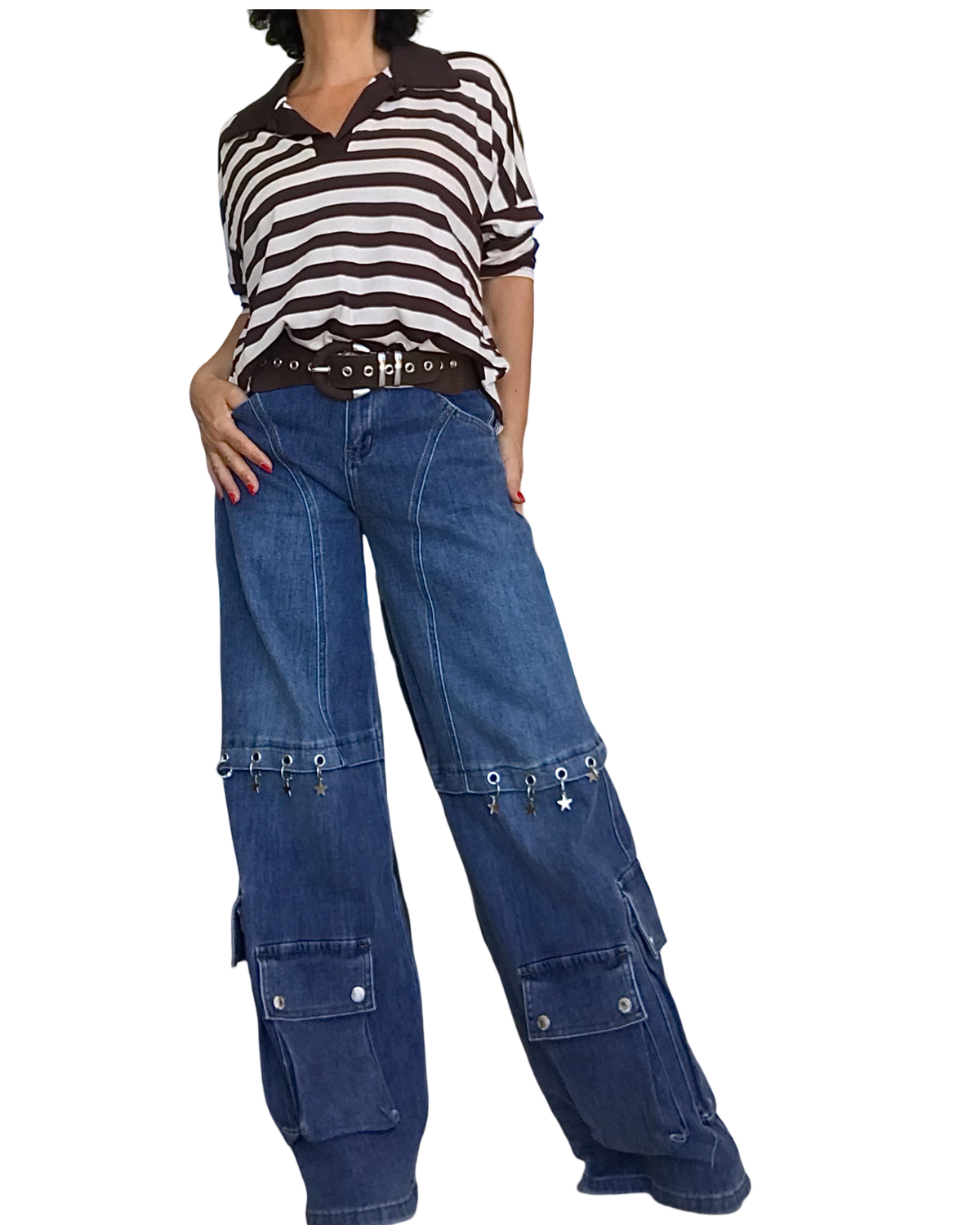 Jeans droit bleu moyen avec breloques en étoiles argenté et poches cargo au bas des jambes