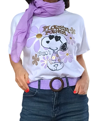 T-shirt blanc Snoopy en lilas et noir avec l’inscription « Power flower » en doré