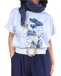 T-shirt blanc avec bicyclette et ballons marine en forme de cœurs