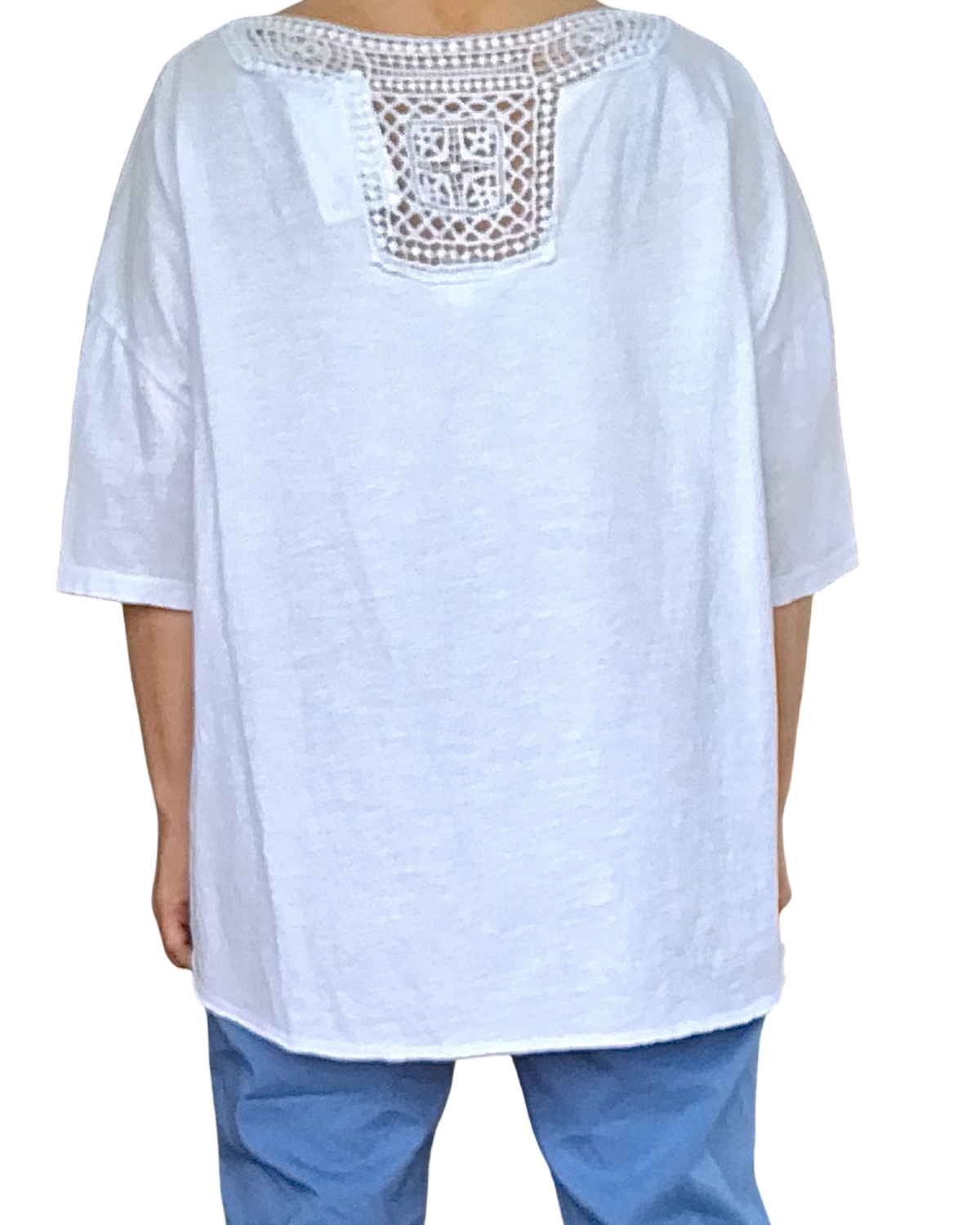 T-shirt col en V blanc avec une casquette bleu jeans  garnie de pierres argentées