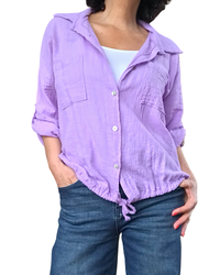 Chemise lilas manche courte avec deux poches appliquées devant et cordon au bas