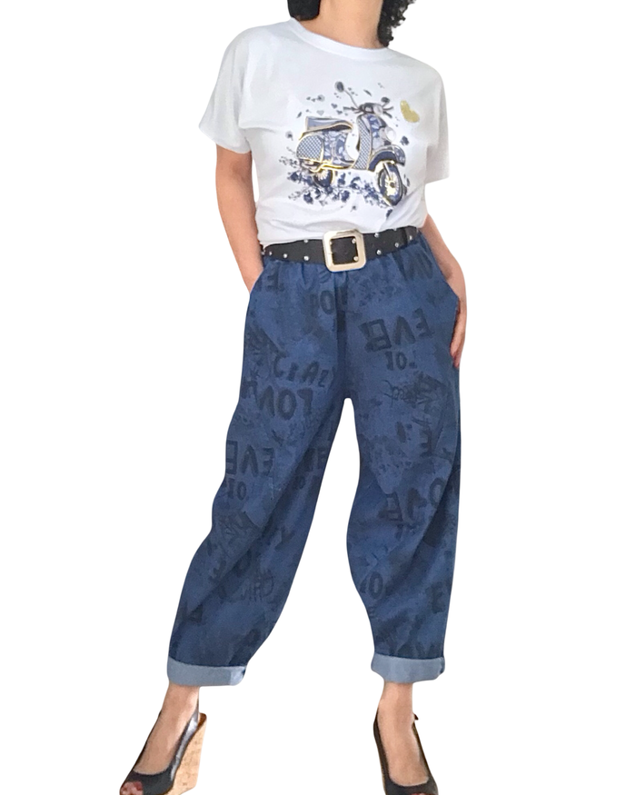 T-shirt blanc avec un dessin de vespa marine et noir surligné en doré ( PREVENTE Livraison 17 mars)