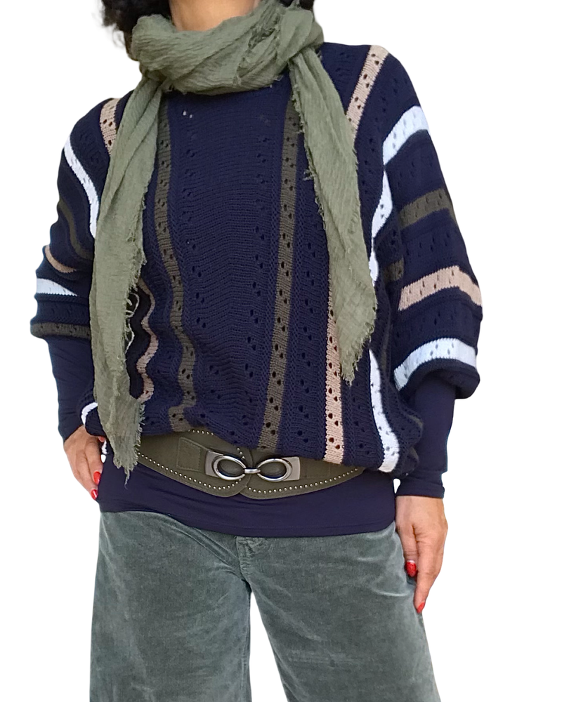 Chandail en tricot marine en pointel rayures verticales, manche longue