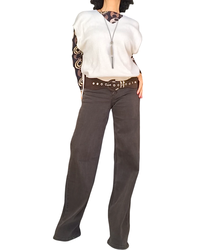 Débardeur en tricot beige superposé sur un haut imprimé, pantalon brun large – silhouette complète