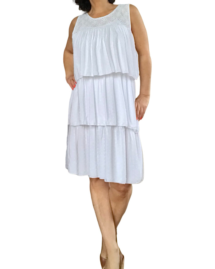 Robe blanche au genou, sans manche à volants, confectionné en 4 sections brodée