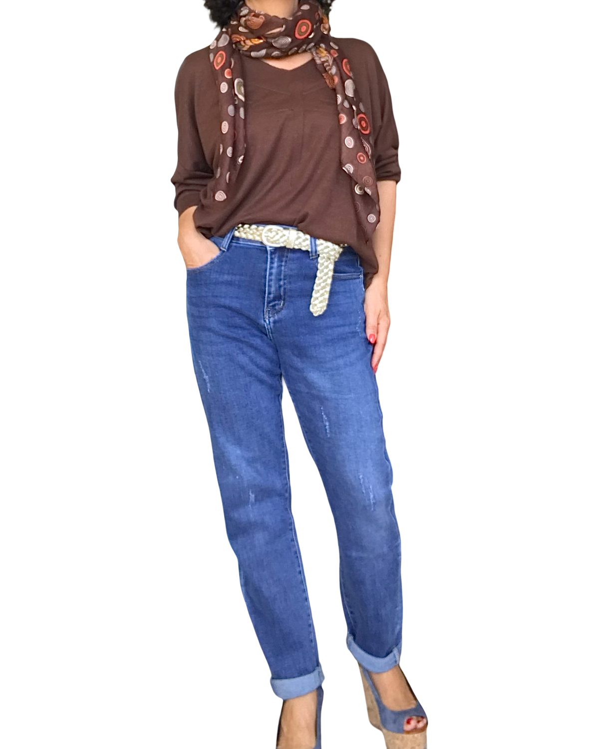 Chandail uni brun col en V avec une libellule embossée devant