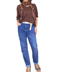 Chandail uni brun col en V avec une libellule embossée devant