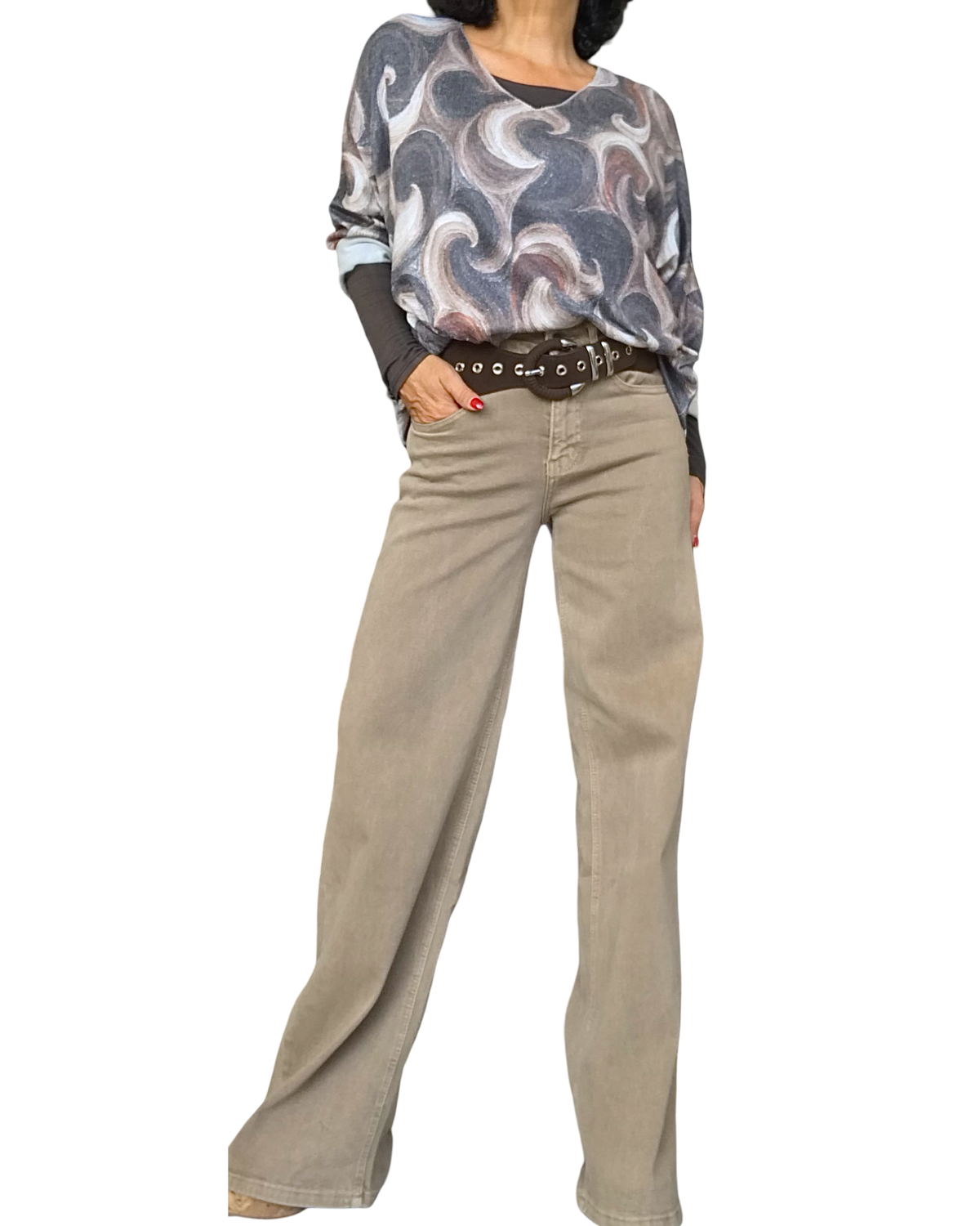 T-shirt à cercles vintage noir, brun et rouille avec ceinture brune et pantalon camel – silhouette complète