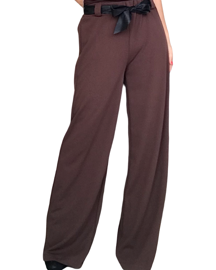 Pantalon droit brun avec un ruban noire comme ceinture, taille élastique