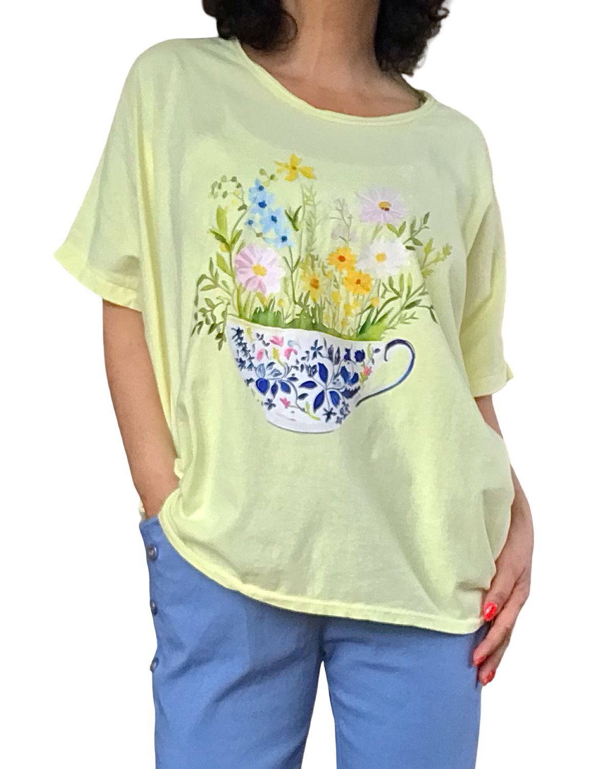 T-shirt uni jaune col rond, manche courte, avec un bouquet de fleur dans une tasse