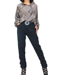 Pantalon noir à ruban argenté porté avec une tunique brune à capuchon – silhouette complète