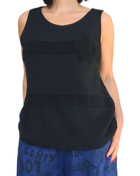 Camisole unie noire à bretelle large une fleur brodée noire coté gauche