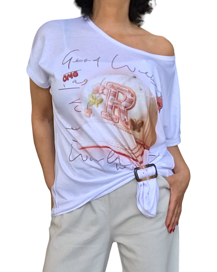 T-shirt uni blanc manche courte col en V avec une casquette devant