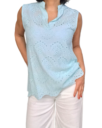 Blouse aqua sans manche broderie anglaise devant