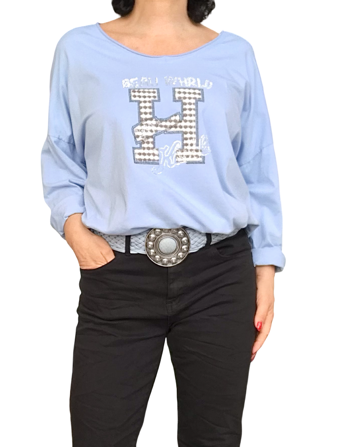 T-shirt bleu ciel col V manche longue avec un H texturé moka et blanc devant