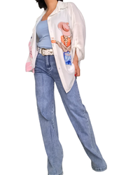 Jeans bleu clair , jambe droite avec sur picure le long de la jambe