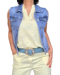 Blouse jaune pâle sans manche broderie anglaise devant