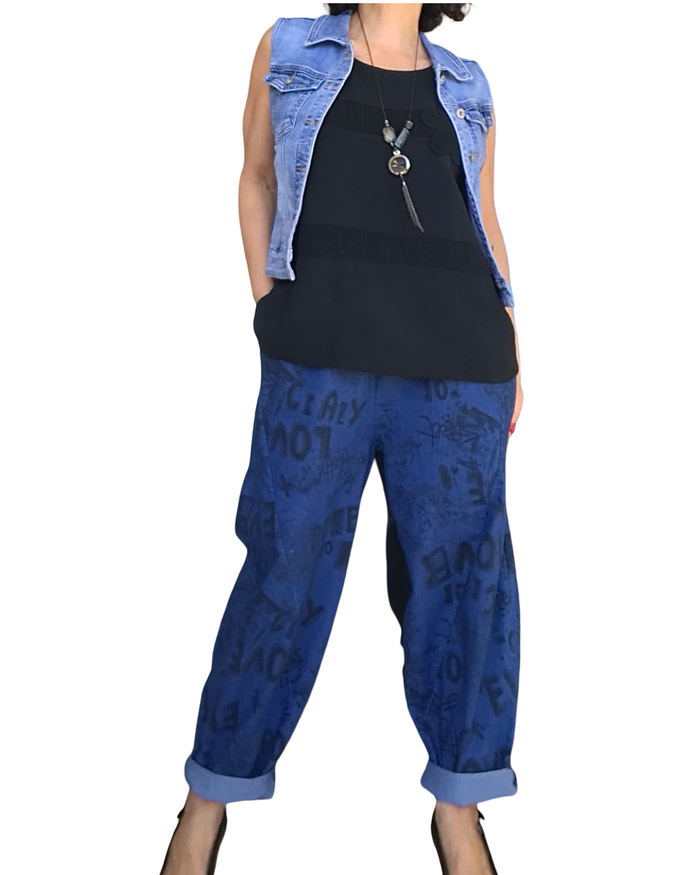 Camisole unie noire à bretelle large une fleur brodée noire coté gauche ( PREVENTE Livraison 17 mars)