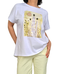 T-shirt blanc avec un dessin jaune pâle, noir et doré d’un dôme