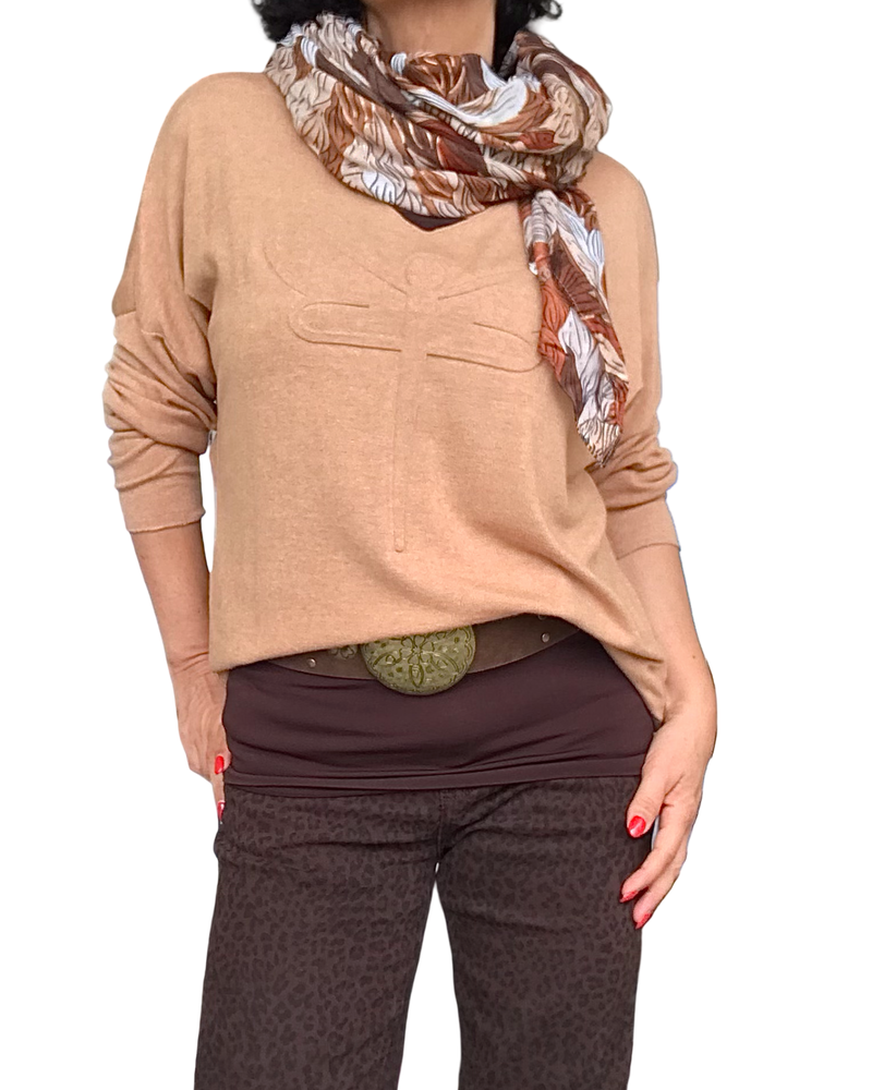 Chandail uni camel  col en V avec une libellule embossée devant