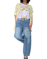 T-shirt blanc avec fiat et ballons jaune pâle en forme de cœurs