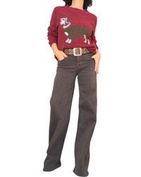 Pantalon droit brun chocolat porté avec un chandail bourgogne à chien saucisse – silhouette complète