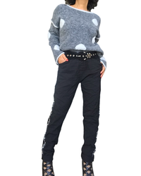 Pantalon noir à ruban argenté porté avec un chandail gris chiné à pastilles blanches – silhouette complète