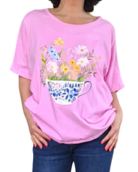 T-shirt uni rose col rond, manche courte, avec un bouquet de fleur dans une tasse
