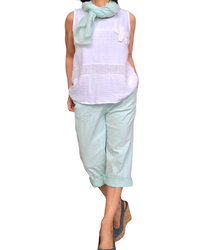 Camisole unie blanche à bretelle large une fleur brodée blanche coté gauche