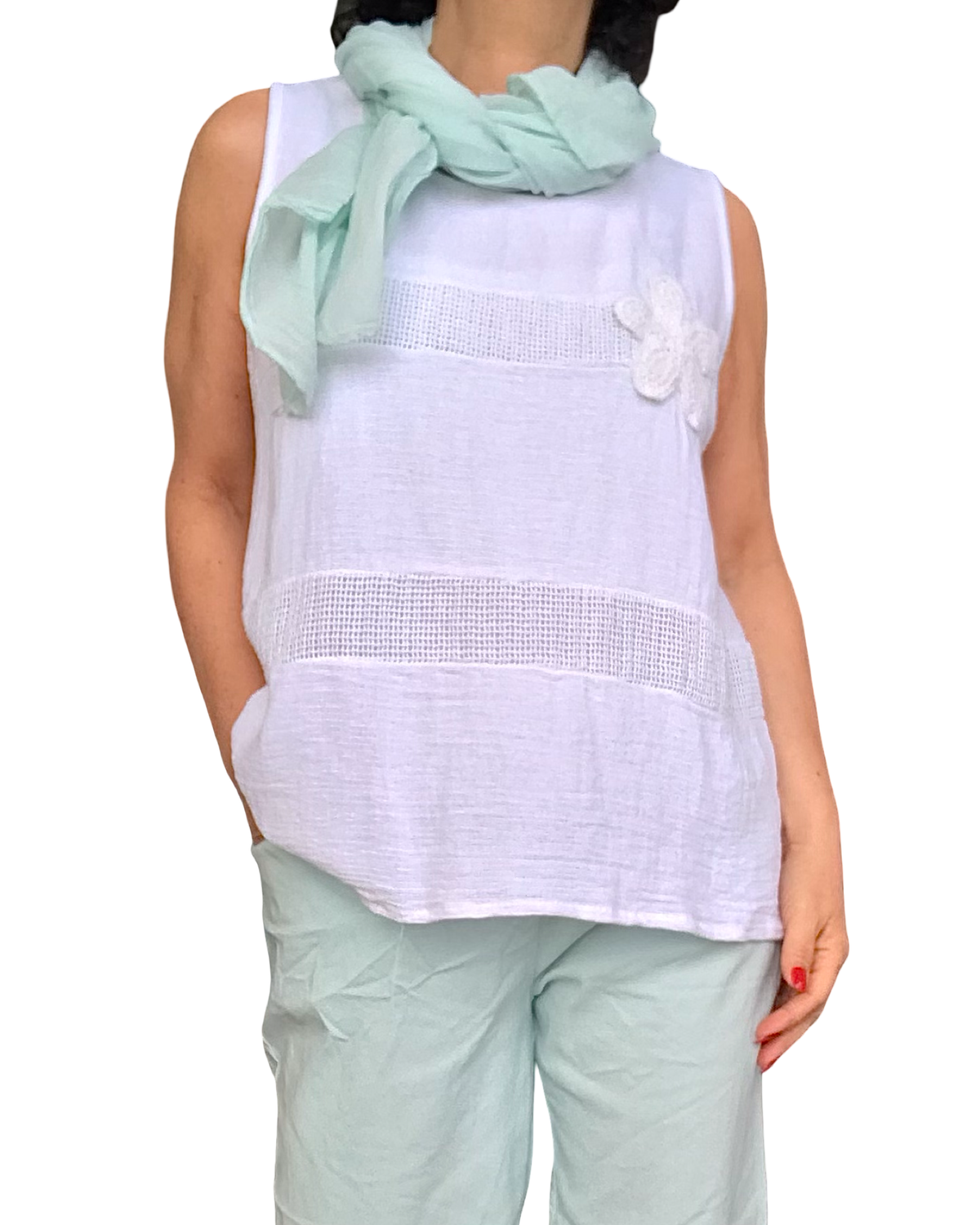 Camisole unie blanche à bretelle large une fleur brodée blanche coté gauche