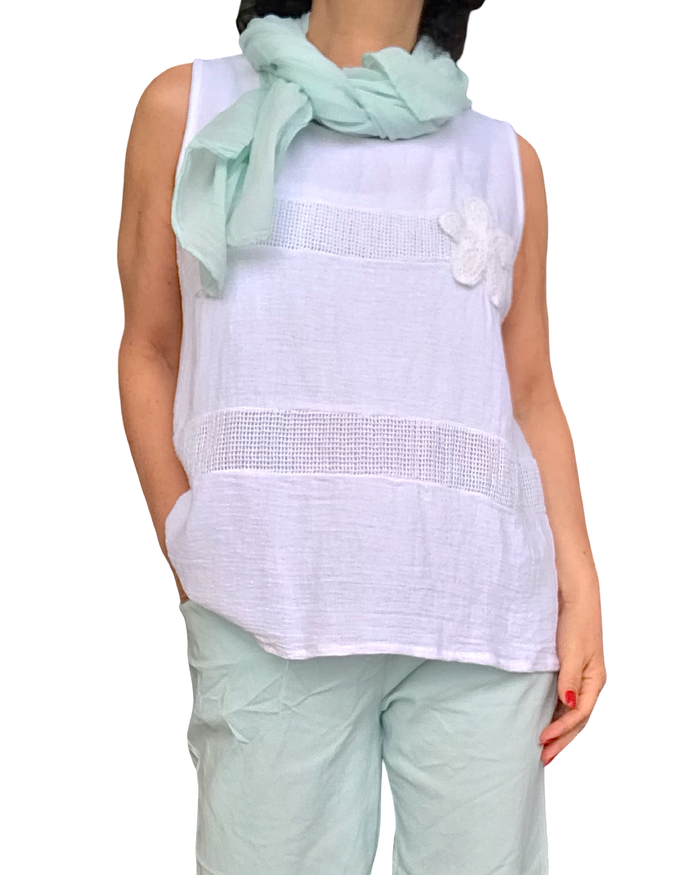 Camisole unie blanche à bretelle large une fleur brodée blanche coté gauche