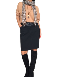 Chandail uni camel  col en V avec une libellule embossée devant