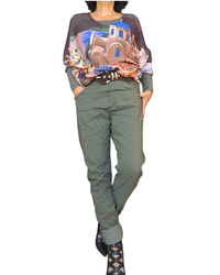 Chandail en maille paysage de la Grèce avec pantalon kaki et bottines – silhouette complète