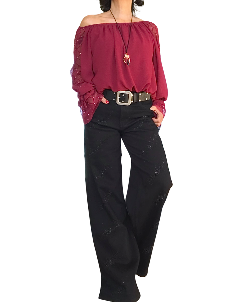 Blouse en voile unie rouge vin, pierres argentées le long des manches et volant au bas