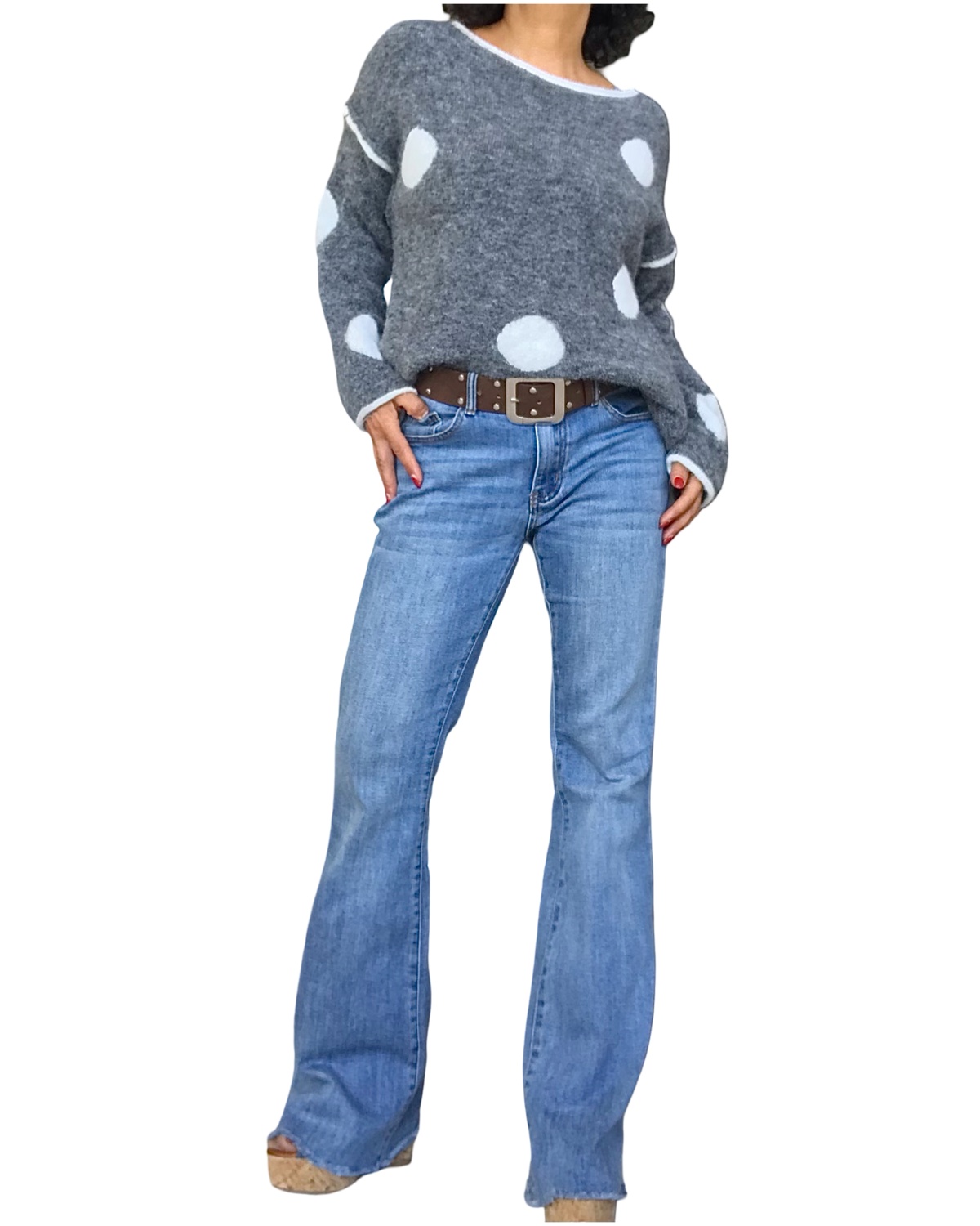 Chandail gris chiné à pastilles blanches avec ceinture brune et jeans bleu évasé – silhouette complète