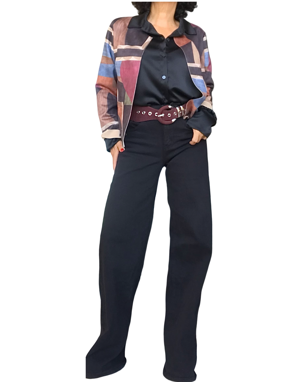 Veston court multicolore en ultrasuède, chemise noire et pantalon noir large – silhouette complète