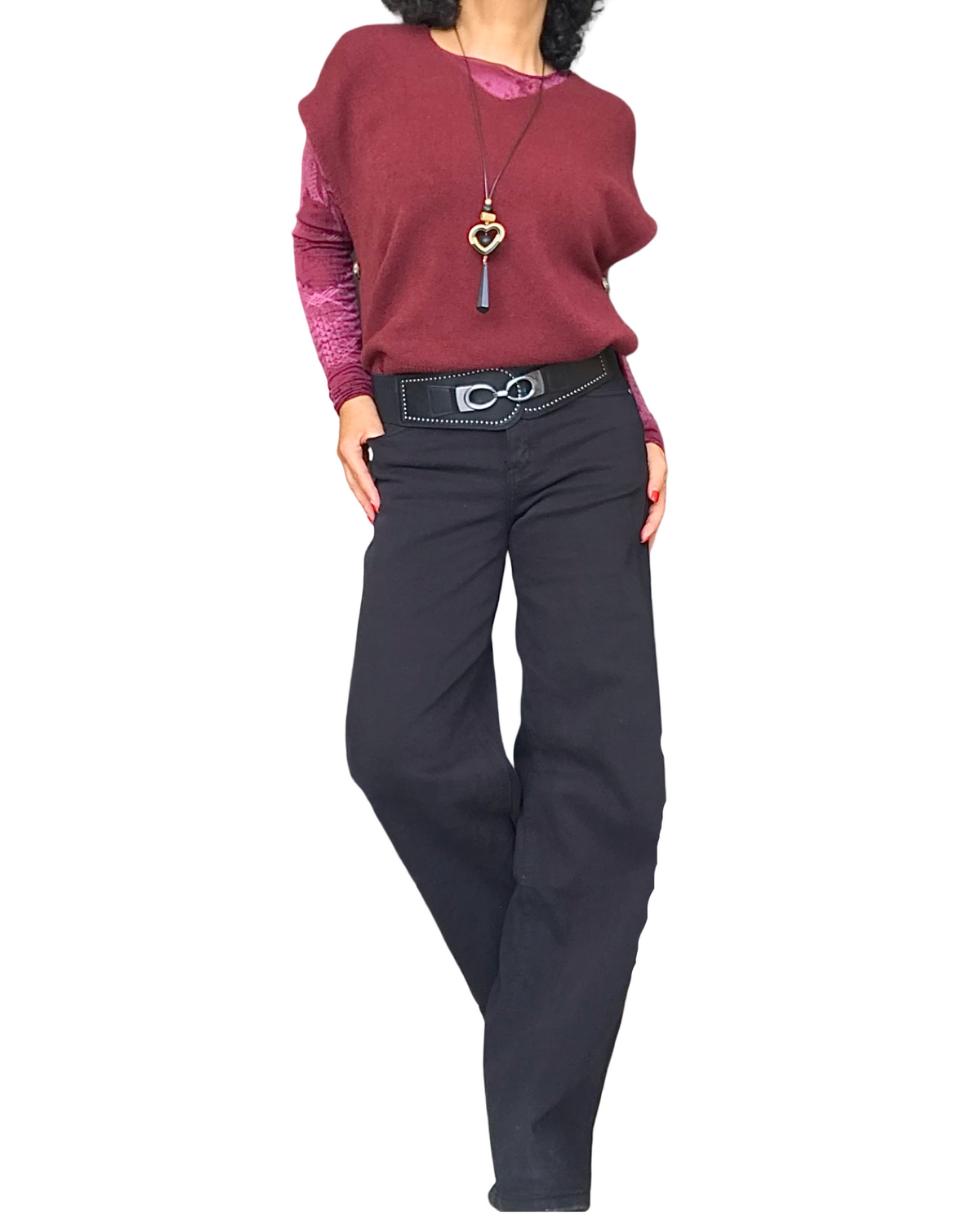 T-shirt bourgogne à fleurs porté en superposition sous un chandail bourgogne, pantalon noir – silhouette complète
