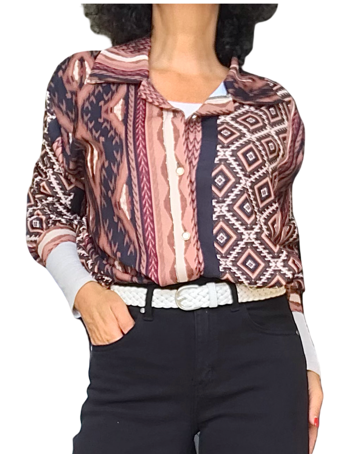 Chemise noire à imprimé aztèque vertical brun, camel et bourgogne portée avec ceinture blanche