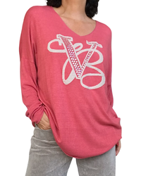 Chandail uni corail col en V avec un appliqué de deux lettres devant