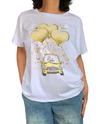 T-shirt blanc avec fiat et ballons jaune pâle en forme de cœurs