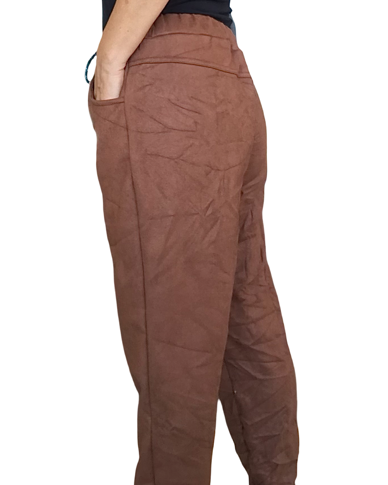 Pantalon noisette en ultra suède à taille élastique avec cordon noir