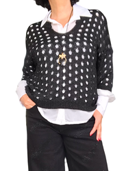 Chandail de tricot noir en grandes mailles