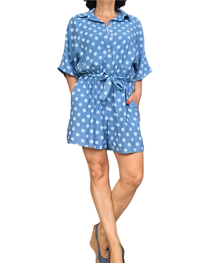 Jumpsuit court, manche courte, taille élastique, bleu à pois blancs