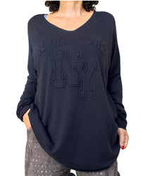 Chandail uni noir col V, inscription « New York » en relief et manches longues – vue de face
